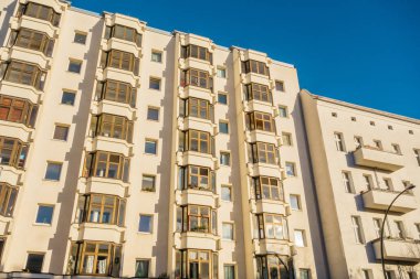 Plattenbau binasında cam balkon var.