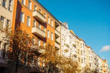 Berlin, Friedrichshain 'de kırmızı ve sarı çizgili evler