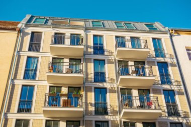 yüksek karşıtlıklı apartman