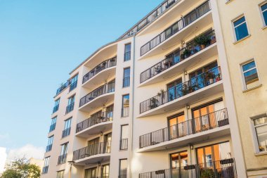 Modern apartman kompleksinin fütüristik mimarisi dışarıdan bakıldığında