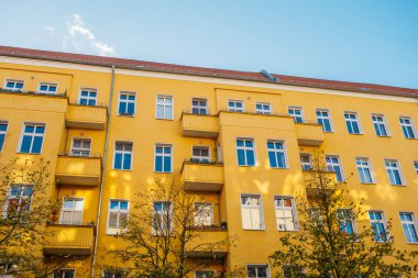 Turuncu apartmanın düşük açılı görüntüsü