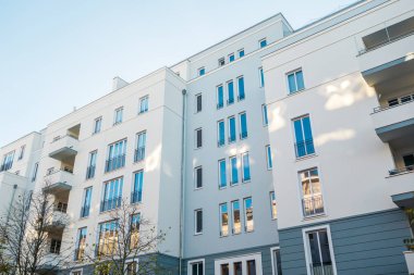 Berlin 'deki modern büyük apartman kompleksi