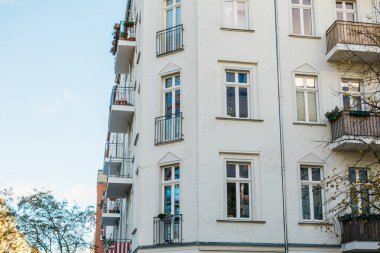 Prenzlauer berg 'deki tipik beyaz köşe binası