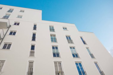 Beyaz modern cephenin düşük açılı görüntüsü