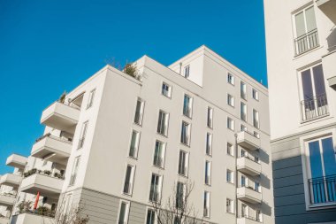 Karanlık gökyüzü olan büyük beyaz apartman kompleksi