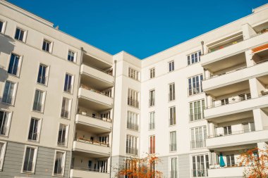 yüksek karşıt beyaz apartman kompleksi