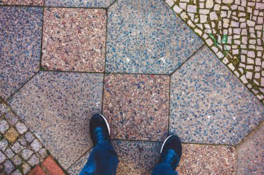 # Adam rengarenk yere bakıyor #