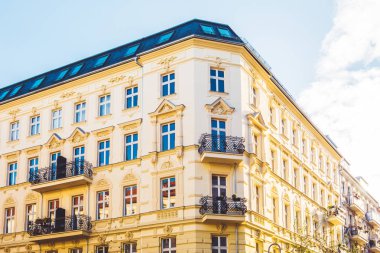 lüks turuncu köşe binası