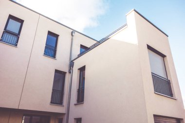Düşük açılı, beyaz, modern apartman.