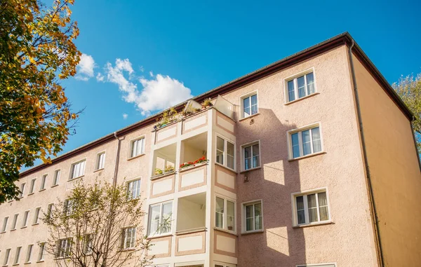 Tipik mor plattenbau binası Berlin 'in kalbinde.