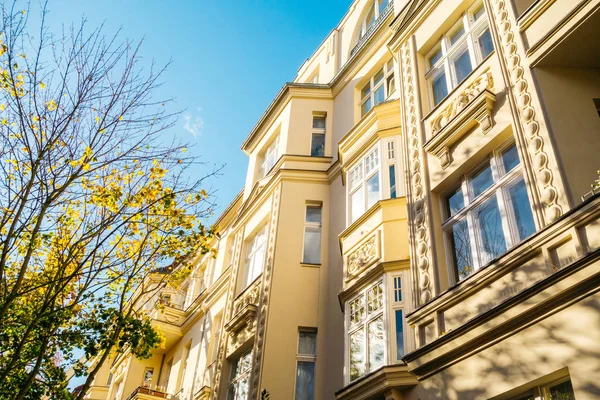 sarı konut cephesi alçak açılı görünüm