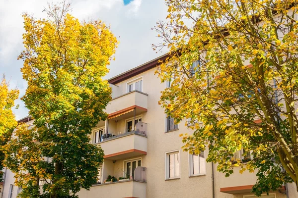 Casa Apartamentos Plattenbau Enmarcada Por Árboles Verdes Amarillos — Foto de Stock