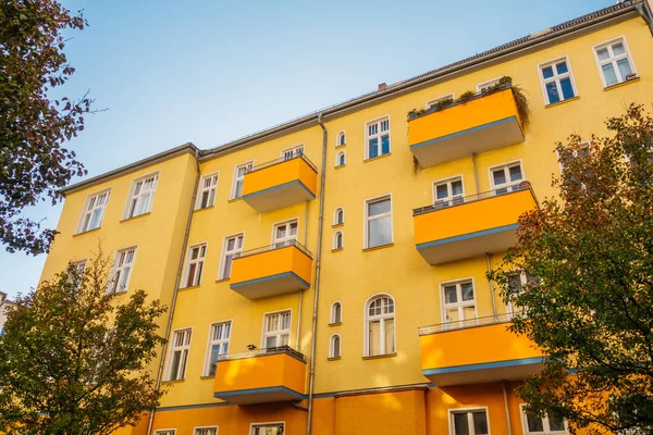 Sonbaharda Berlin 'deki turuncu apartman.