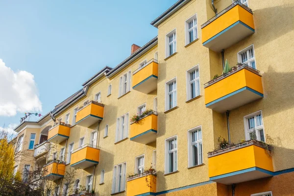 Tipik sarı gdr plattenbau evi.