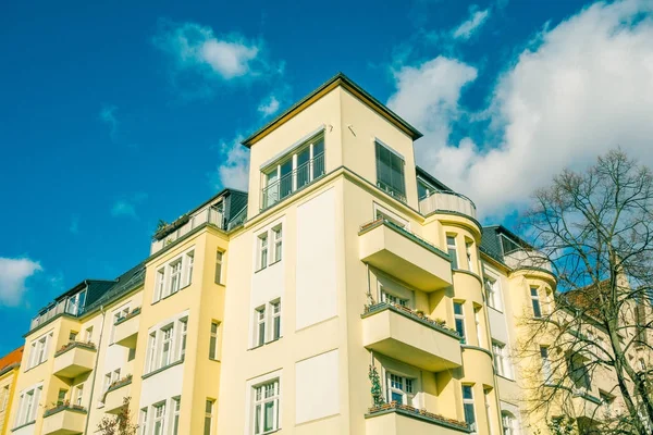 Yüksek zıt gökyüzü olan büyük sarı apartman dairesi