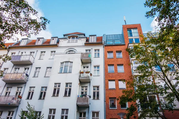 Antigua Moderna Casa Apartamentos Berlín Con Fachada Blanca Roja — Foto de Stock