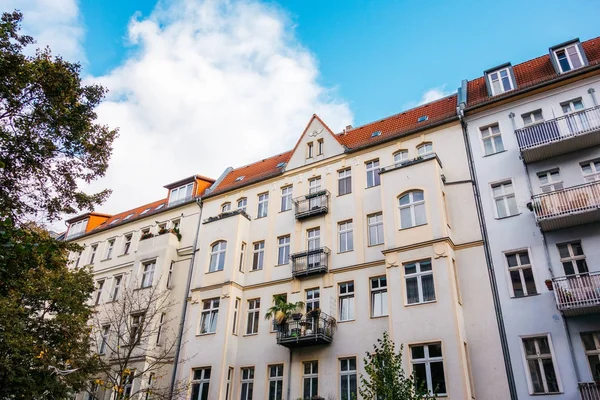 Υψηλής Αντίθεσης Εικόνα Των Σπιτιών Στο Βερολίνο Στην Περιοχή Friedrichshain — Φωτογραφία Αρχείου