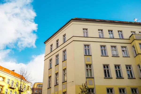 Amarillo Gran Edificio Esquina Friedrichshain Berlín — Foto de Stock