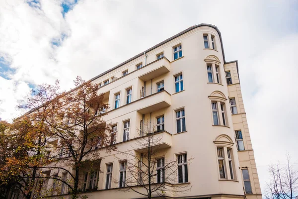 Edificio Esquina Blanca Con Naranjos Árboles Otoño — Foto de Stock