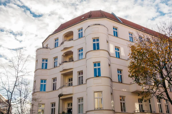 Big Corner Building Fluffy Clouds — Stockfoto