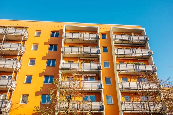 Tipik turuncu plattenbau binası.