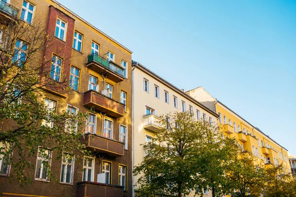 Friedrichshain, Berlin 'deki evlerin renkli resimleri.
