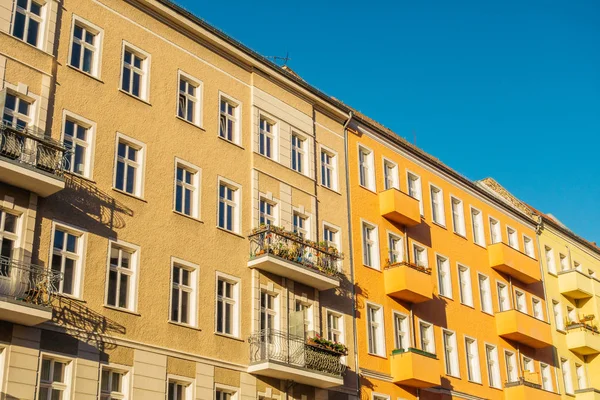 üst üste yüksek karşıt turuncu binalar