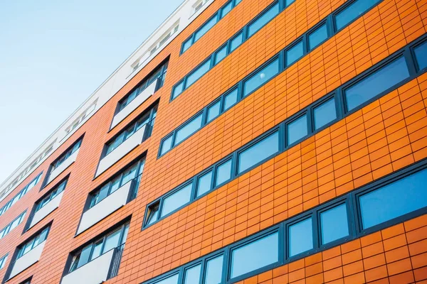 Modern kırmızı ofis binasının düşük açılı görüntüsü