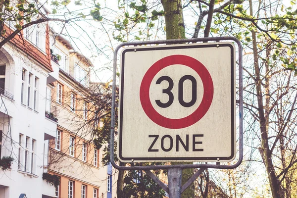 30 numaralı klasik renk trafik işareti