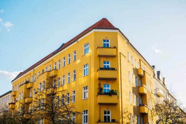 Orange Hörnbyggnad Berlin Stockbild