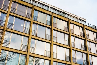 büyük kare pencereli turuncu ofis binası