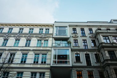 Soğuk renklerde eski ve modern mimari