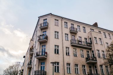 Çelik balkonlu garez renginde köşe inşaatı