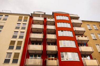 Bulutlu bir günde koyu renkli apartman evleri