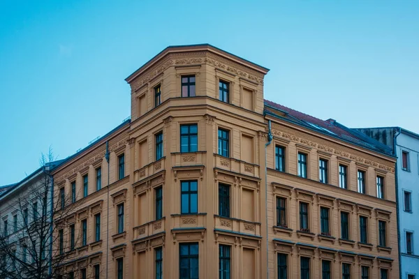 Edifício Canto Laranja Com Alto Céu Contrastado — Fotografia de Stock