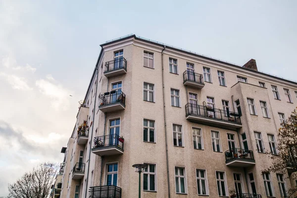 Çelik balkonlu garez renginde köşe inşaatı