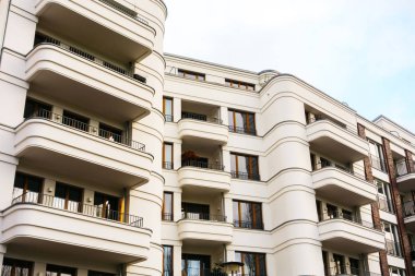 güzel ve modern beyaz apartman dairesi kıvrımlı balkonlu