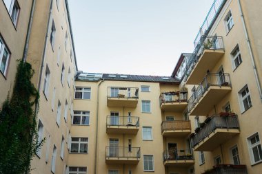 Berlin 'deki sarı arka bahçe binaları