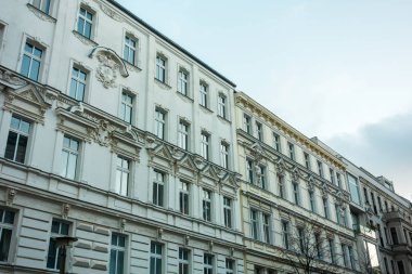 Berlin 'deki beyaz antika apartmanlar