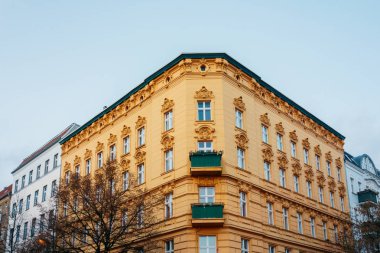 real estate picture of orange corner building