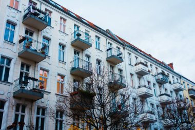 Akşamları Prenzlauer berg 'deki tipik evler