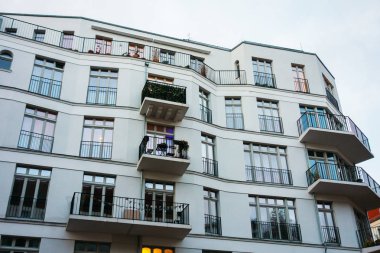 Almanya 'da güzel, modern, beyaz bir daire.