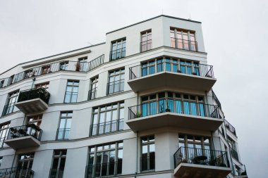 Bulutlu arka planda modern beyaz apartman