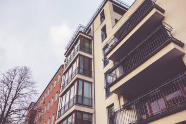 Tipik Berlin binası bulutlu bir günde