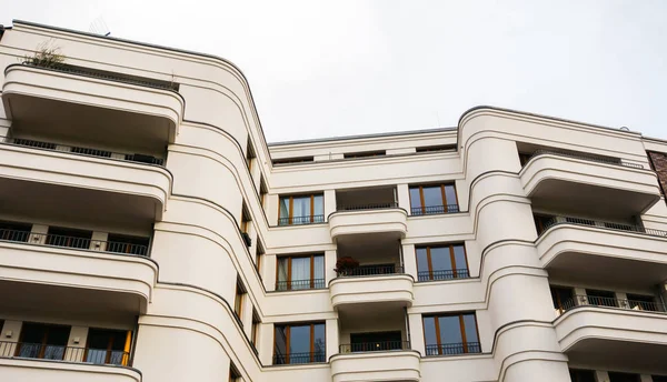 Edificio Apartamentos Blanco Curvo Para Bienes Raíces — Foto de Stock