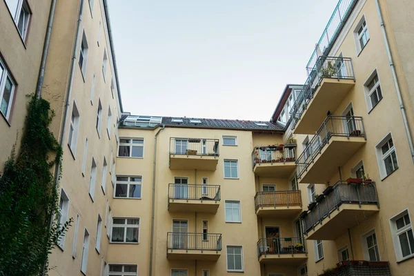 Edificios Amarillos Del Patio Trasero Berlín — Foto de Stock