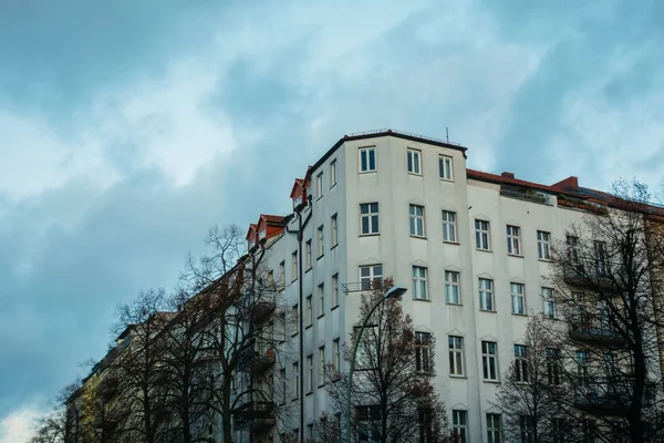 Casa Alto Contraste Con Nubes Azules Fondo — Foto de Stock