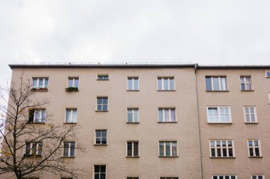 Eski kahverengi gdr plattenbau binası Berlin 'de bulutlu bir günde