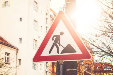 Ilık gün ışığında inşaat alanı tabelası