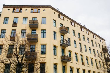 Balkonlu apartman cephesinin alçak açılı görüntüsü